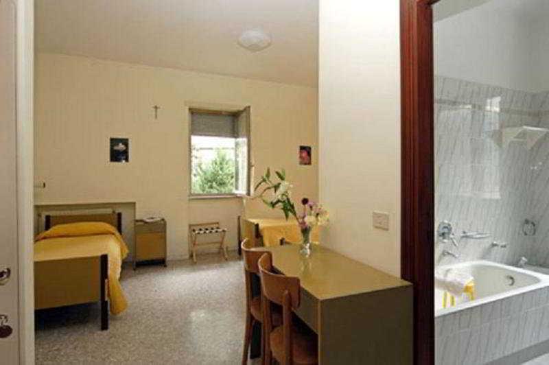 מלון Isola Farnese Casa Nostra Signora מראה חיצוני תמונה