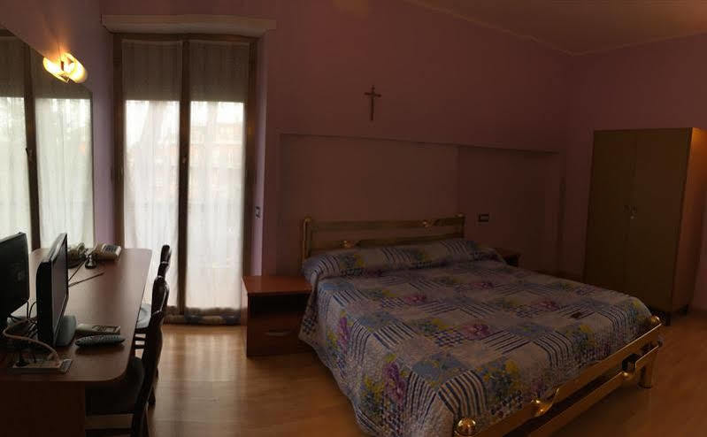 מלון Isola Farnese Casa Nostra Signora מראה חיצוני תמונה